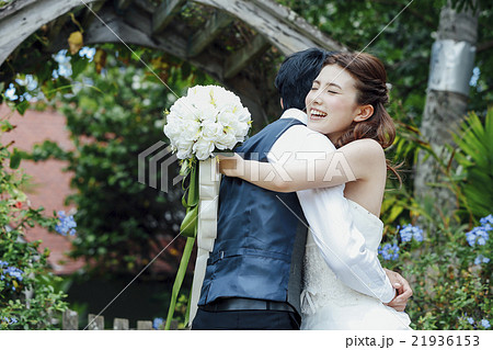 ガーデンウェディングをする新婚夫婦 ガーデンウェディングをする新婚夫婦 21936153