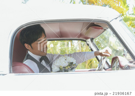 車に乗る新郎 車に乗る新郎 21936167