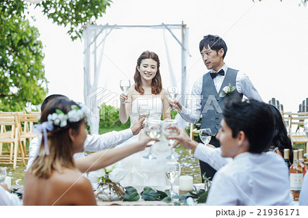 ガーデンウェディングをする新婚夫婦 21936171