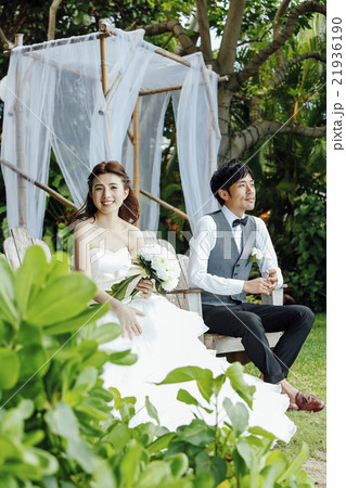 ガーデンウェディングをする新婚夫婦 21936190
