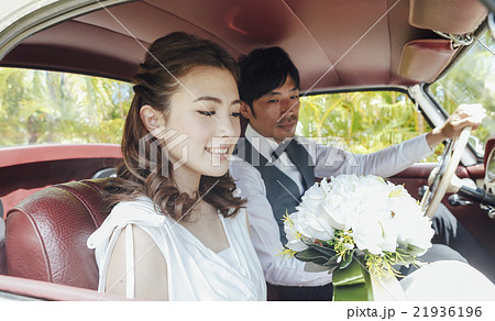 ウェディングカーに乗る新郎新婦 21936196