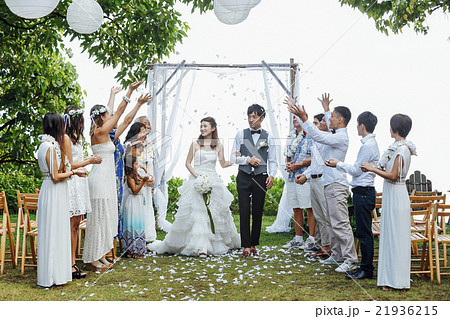 お祝いされる新婚夫婦 21936215