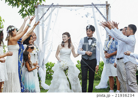 お祝いされる新婚夫婦 お祝いされる新婚夫婦 21936234