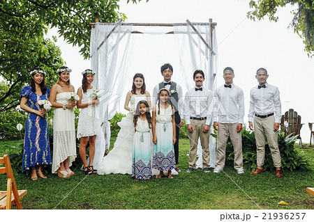 ハウスウェディングをする新婚夫婦 ハウスウェディングをする新婚夫婦 21936257