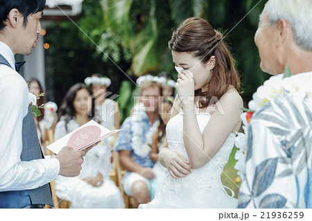 結婚式を行う新郎新婦 結婚式を行う新郎新婦 21936259