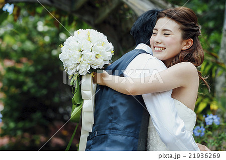 ガーデンウェディングをする新婚夫婦 ガーデンウェディングをする新婚夫婦 21936269