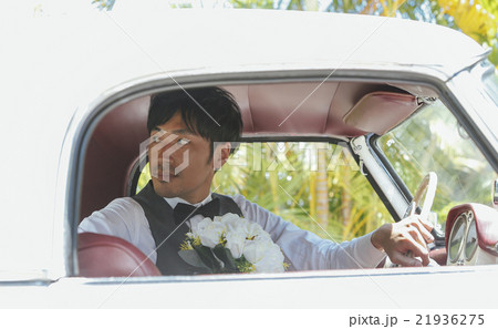 車に乗る新郎 21936275