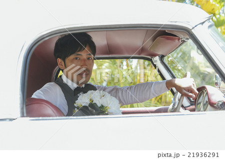 車に乗る新郎 車に乗る新郎 21936291