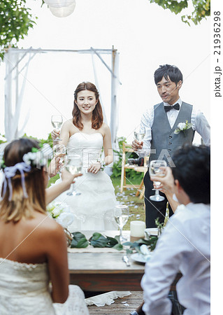 ガーデンウェディングをする新婚夫婦 ガーデンウェディングをする新婚夫婦 21936298