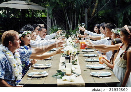 ハウスウェディングをする新婚夫婦 ハウスウェディングをする新婚夫婦 21936360