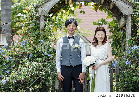 ガーデンウェディングをする新婚夫婦 21936379