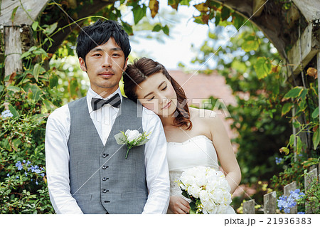 ガーデンウェディングをする新婚夫婦 21936383
