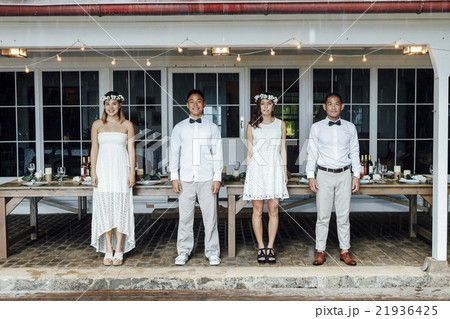 パーティの準備をする男女 21936425