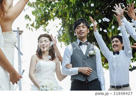 お祝いされる新婚夫婦 21936427