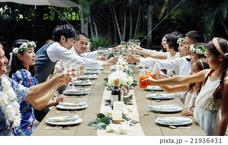 ハウスウェディングをする新婚夫婦 21936431