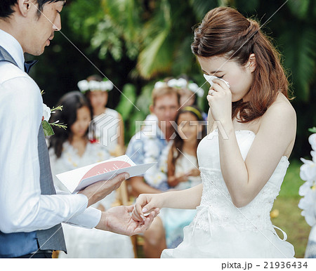 結婚式を行う新郎新婦 21936434