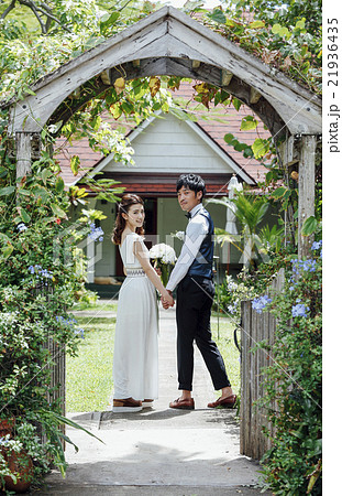 ガーデンウェディングをする新婚夫婦 21936435