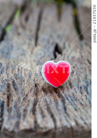 Red heart on wood background/ Valentines day Red heart on wood background/ Valentines day 21937030