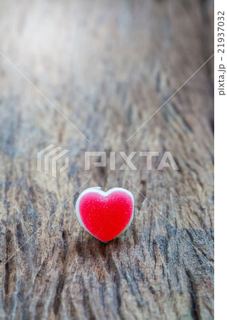 Red heart on wood background/ Valentines day 21937032