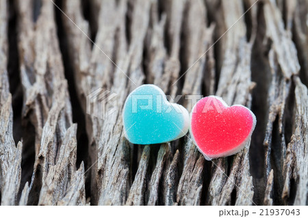 Red heart on wood background/ Valentines day Red heart on wood background/ Valentines day 21937043