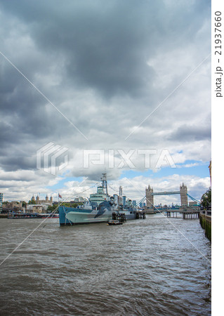 ベルファスト号とタワーブリッジ 21937660