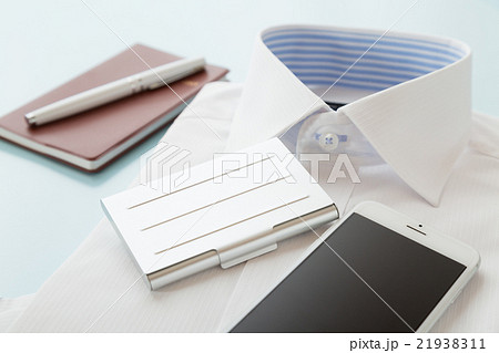 新しいシャツと名刺入れとスマホ ビジネスイメージ 新しいシャツと名刺入れとスマホ ビジネスイメージ 21938311