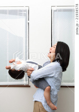 グズる子供と母親 21938578