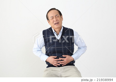 お腹が痛いシニア男性 21938994