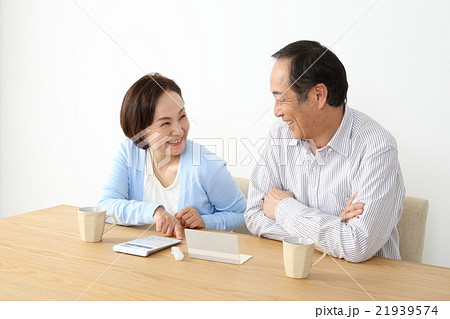 家計の相談をする老夫婦 21939574
