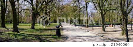 Peaceful park in the city 21940064