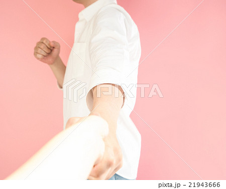 腕を掴まれ抵抗する男性の写真素材