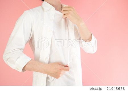 暑がる男性 21943678