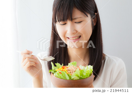 サラダを食べる女性、嫌い、苦手、ネガティブ サラダを食べる女性、嫌い、苦手、ネガティブ 21944511