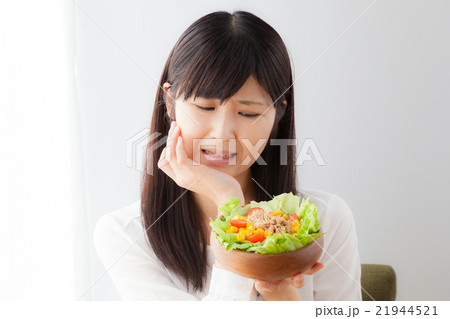サラダを食べる女性、嫌い、苦手、ネガティブ サラダを食べる女性、嫌い、苦手、ネガティブ 21944521