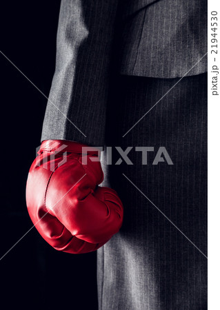 ボクシンググローブをつけたビジネスウーマン、パンチ 21944530