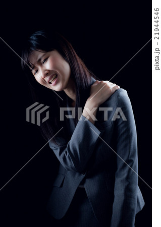 ビジネスウーマン、肩こり ビジネスウーマン、肩こり 21944546