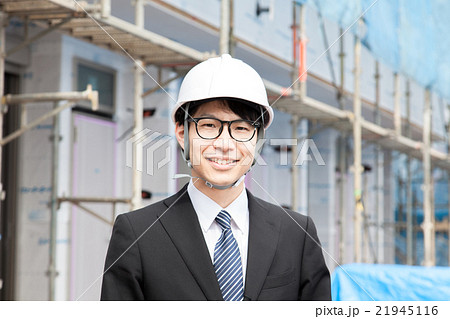 建設現場のヘルメット姿のビジネス男性 21945116