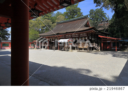 石上神宮、廻廊から見る「拝殿」と「本殿」 石上神宮、廻廊から見る「拝殿」と「本殿」 21946867
