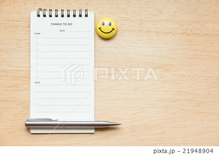 Note paper and pen on wood texture background 21948904