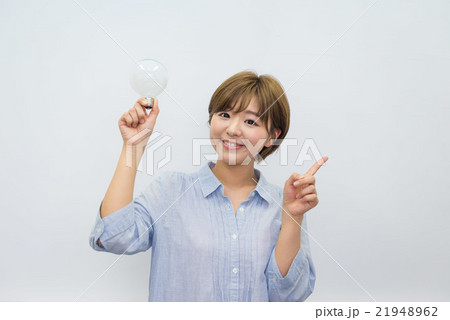 電球を持つ女性 電球を持つ女性 21948962