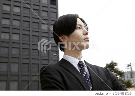 爽やか30代男性スーツ姿のビジネスマン 爽やか30代男性スーツ姿のビジネスマン 21949819