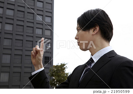 爽やか30代男性スーツ姿のビジネスマン　上昇のポーズ 21950599