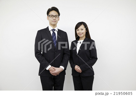 ビジネススーツ20代若い男女白バック ビジネススーツ20代若い男女白バック 21950605