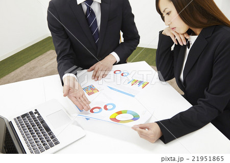 ビジネスミーティング若い男女　手元クローズアップ 21951865