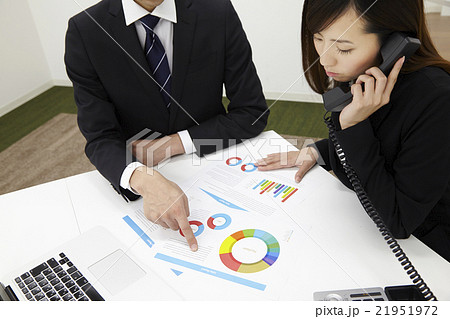 ビジネスミーティング若い男女　 21951972