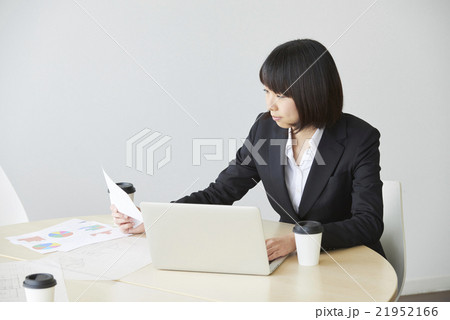 ビジネス　ミーティングシーン 21952166