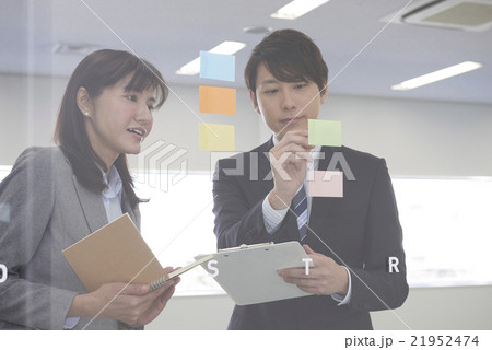 ビジネス　ミーティングシーン 21952474