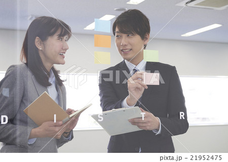ビジネス　ミーティングシーン 21952475