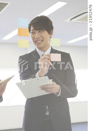 ビジネス　ミーティングシーン 21952476
