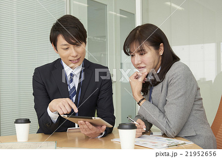ビジネス　ミーティングシーン 21952656